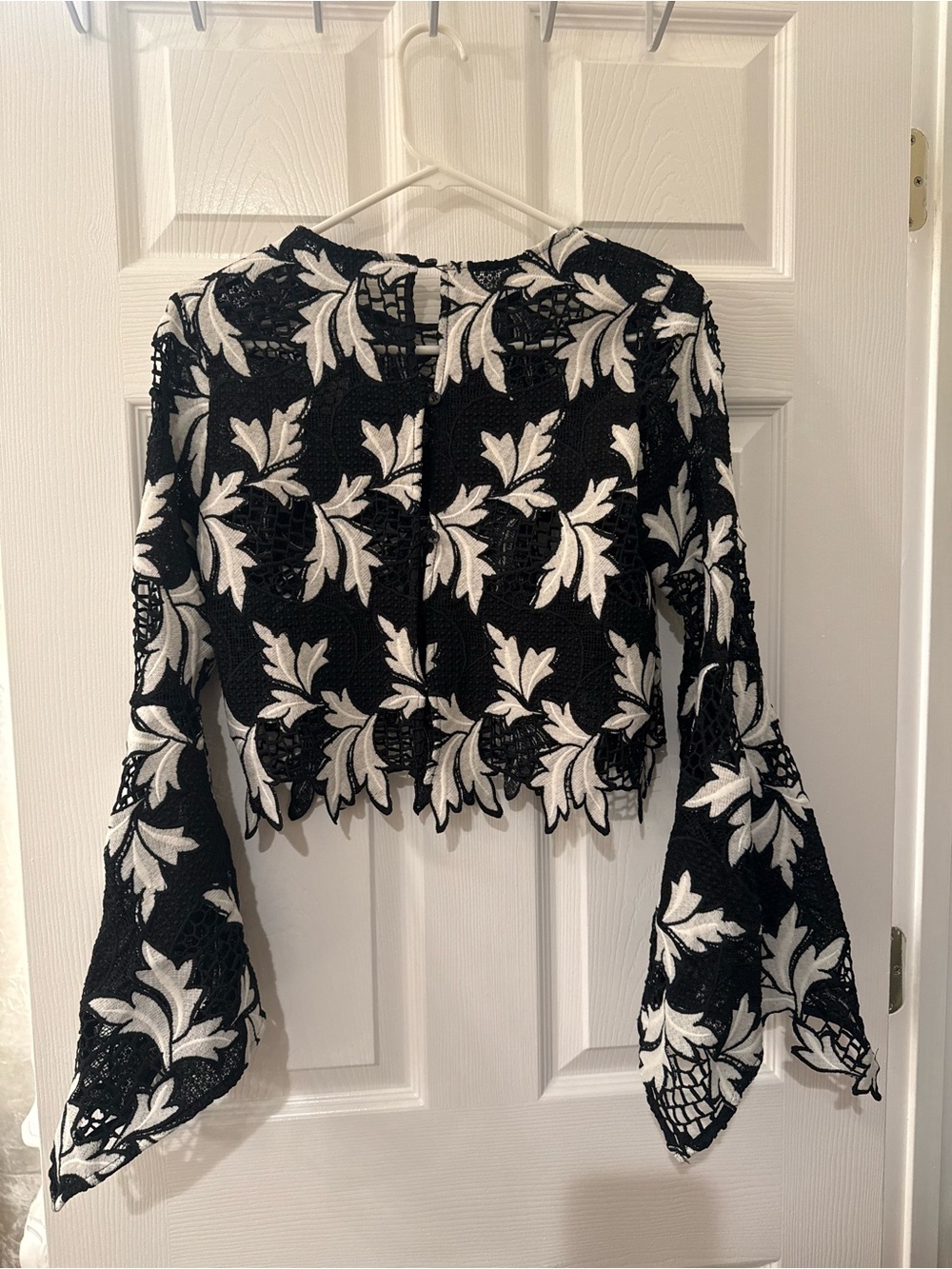 Black & White Floral Lace Long-Sleeve Crop Top - Picture 8 of 10